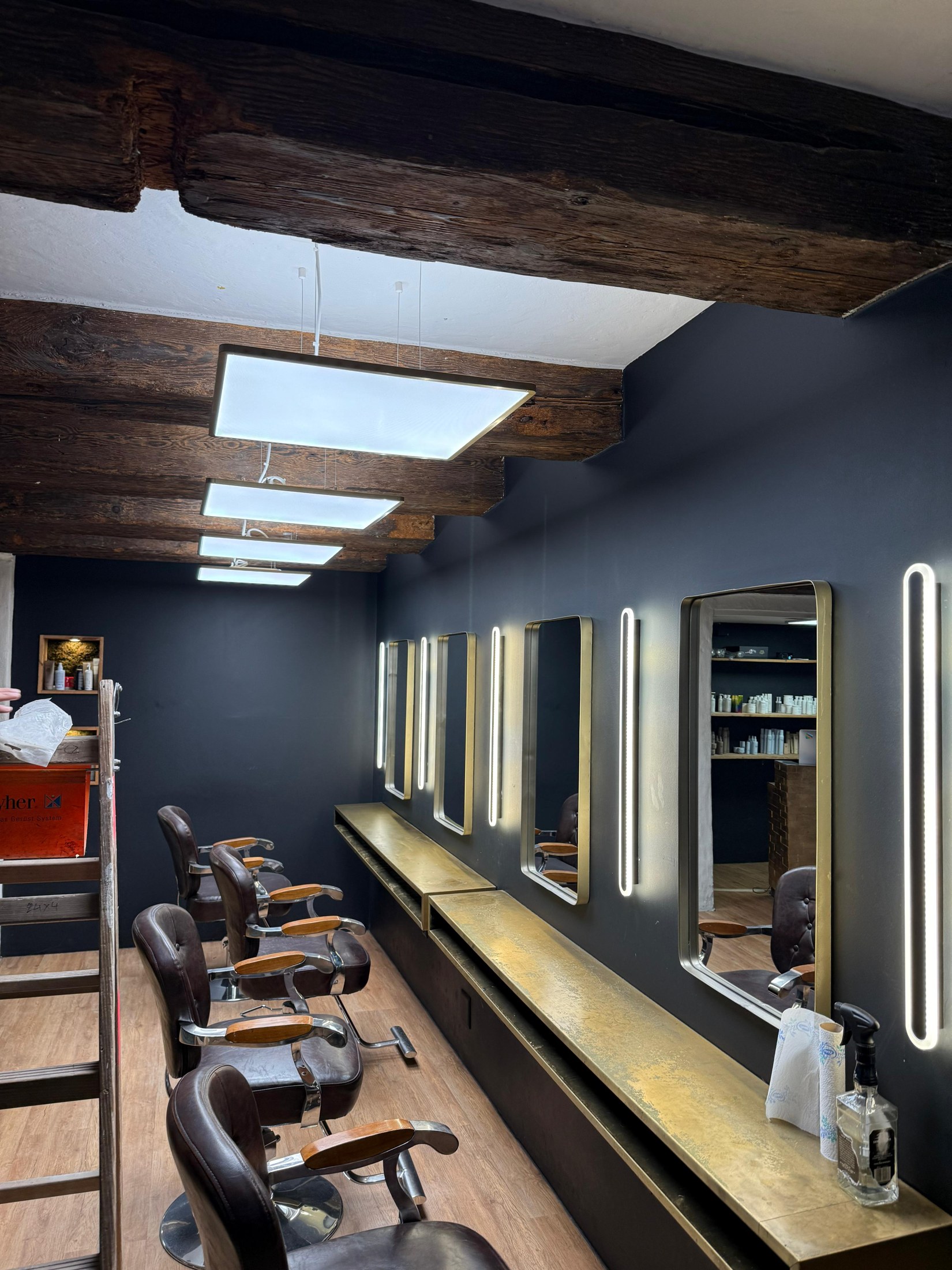 Coiffeursalon mit Spiegeln und Lichtleisten