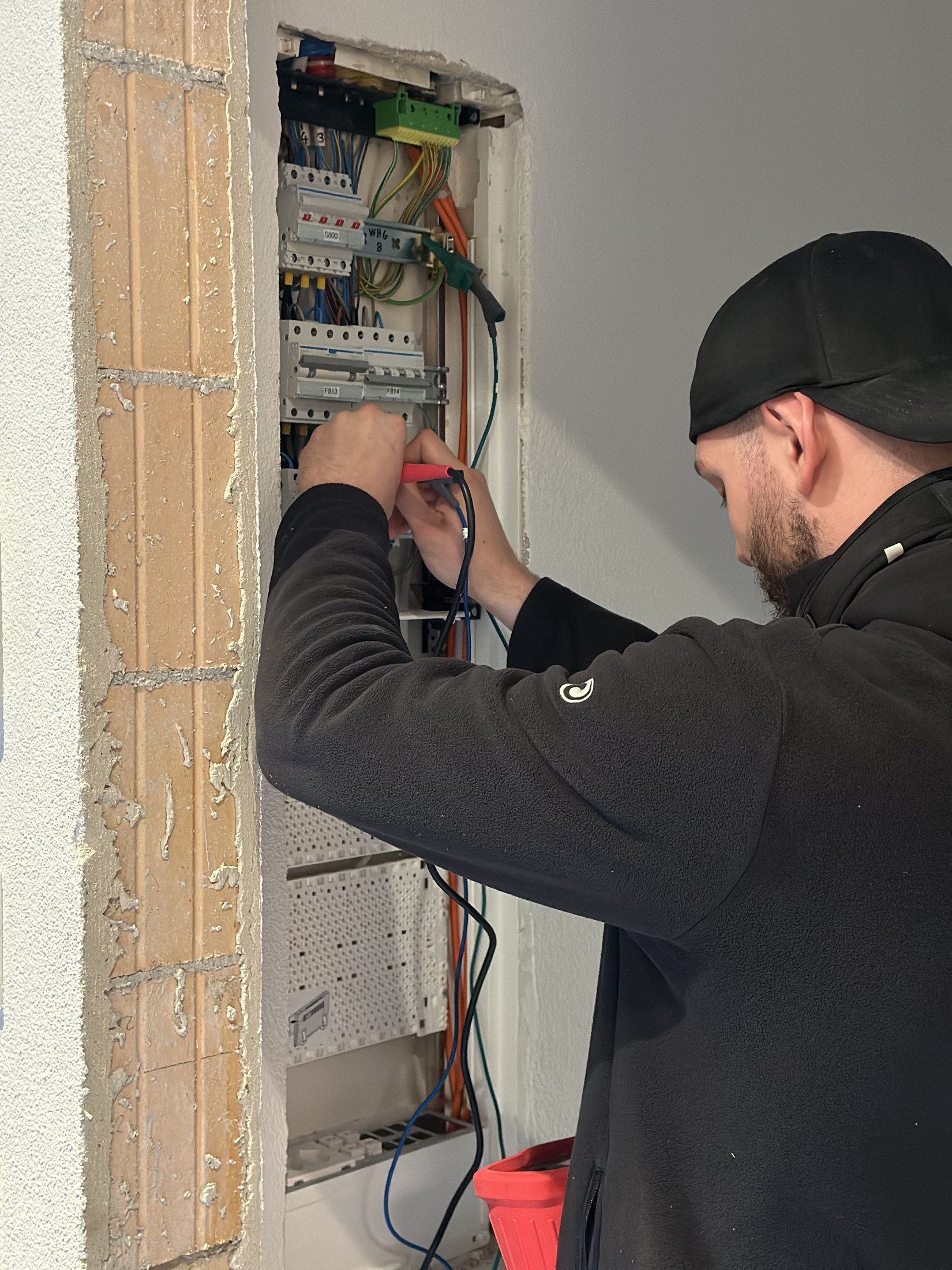 Elektriker arbeitet am Sicherungskasten